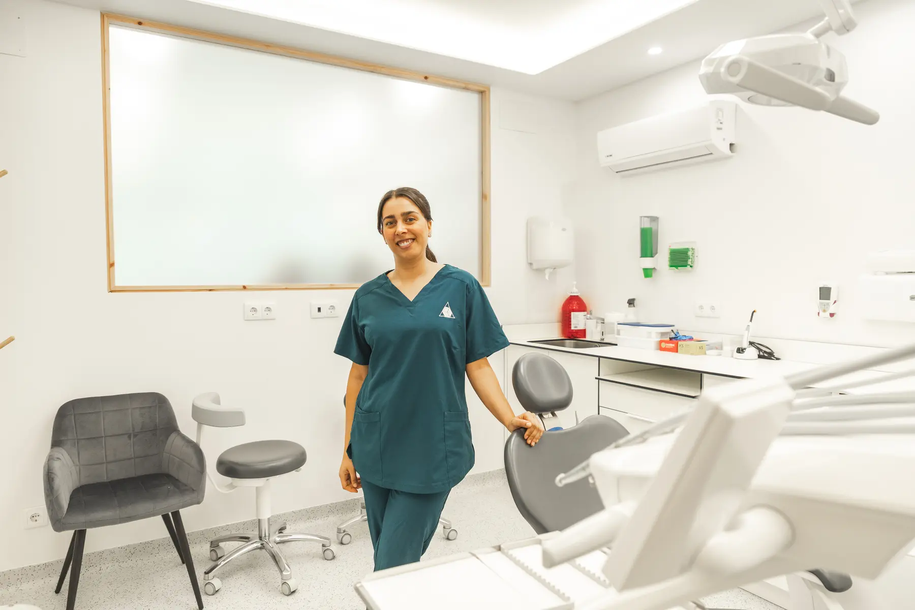 Profesional de Clínica Nós Dental Lugo en el gabinete