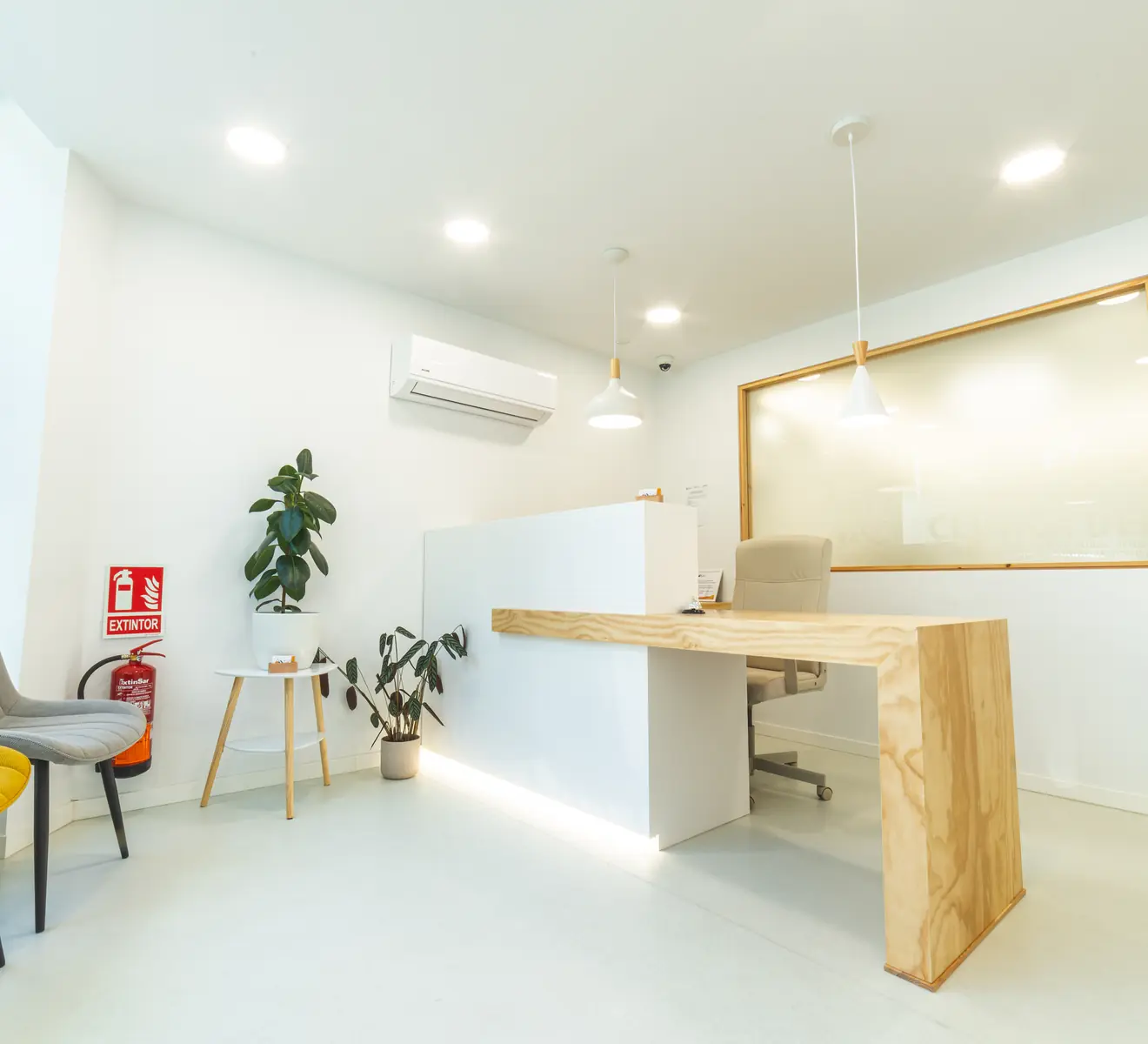 Recepción luminosa de Clínica Nós Dental en Lugo