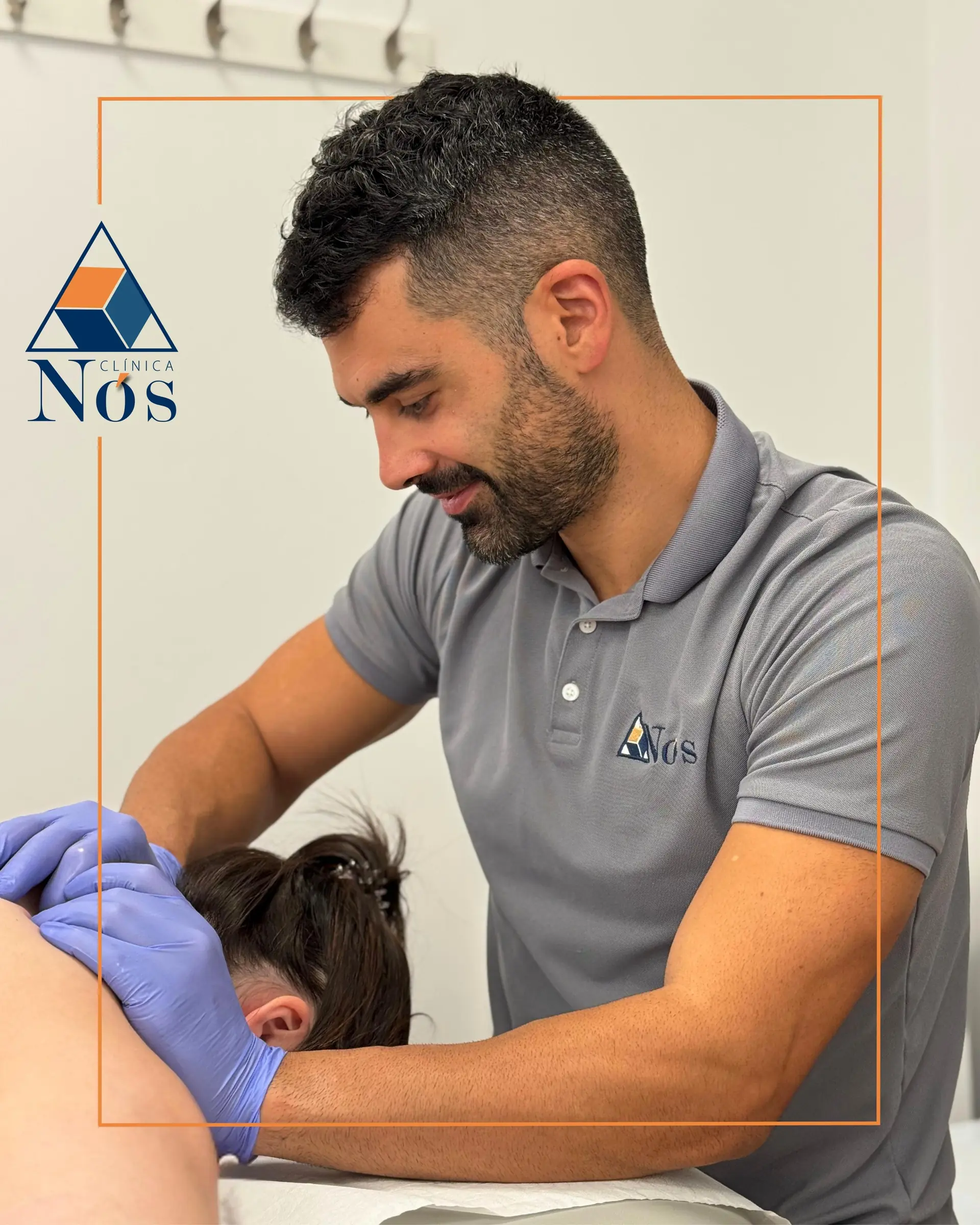 Fisioterapeuta de Clínica Nós Monforte durante una sesión individual
