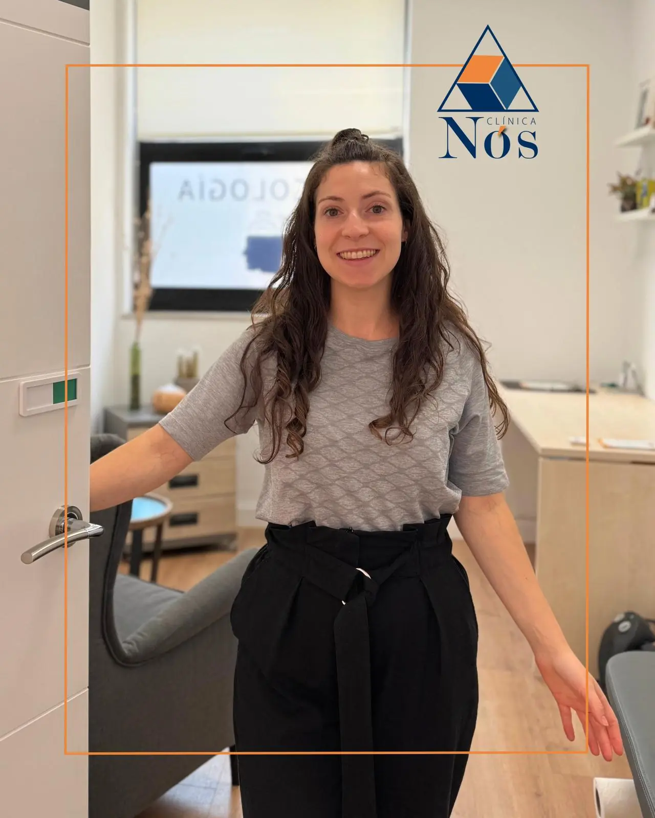 Lucía, psicóloga sanitaria de Clínica Nós Monforte, en su consulta