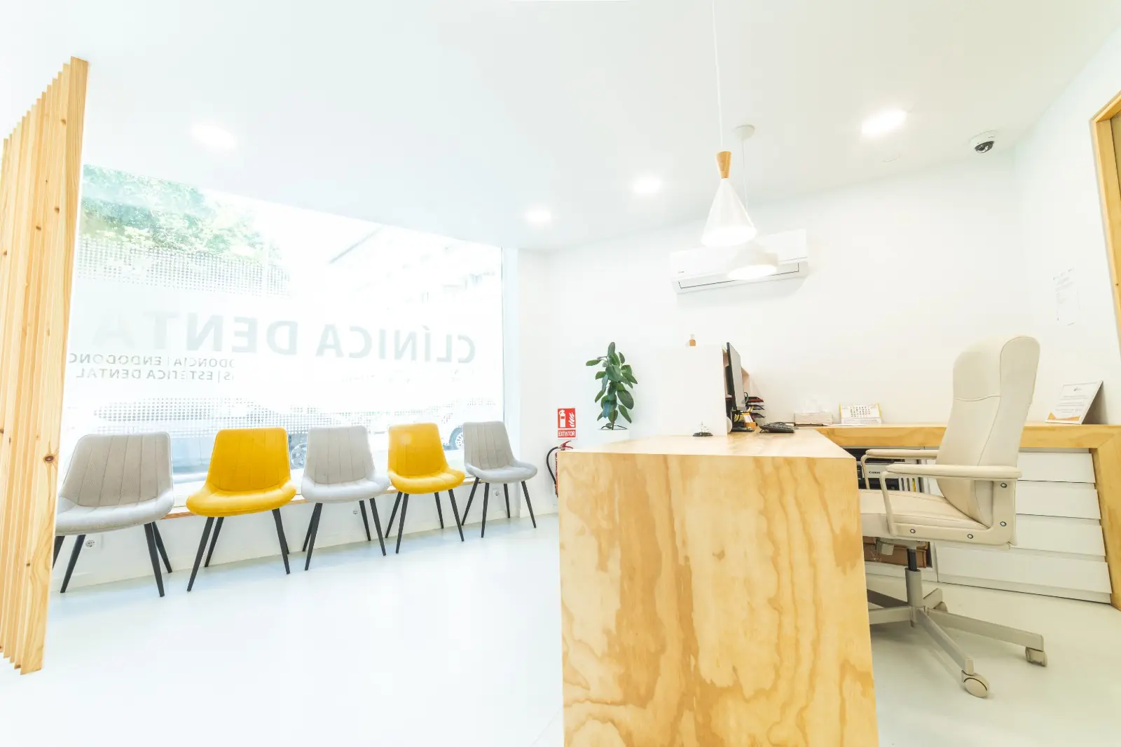 Recepción y sala de espera de Clínica Nós Dental Lugo