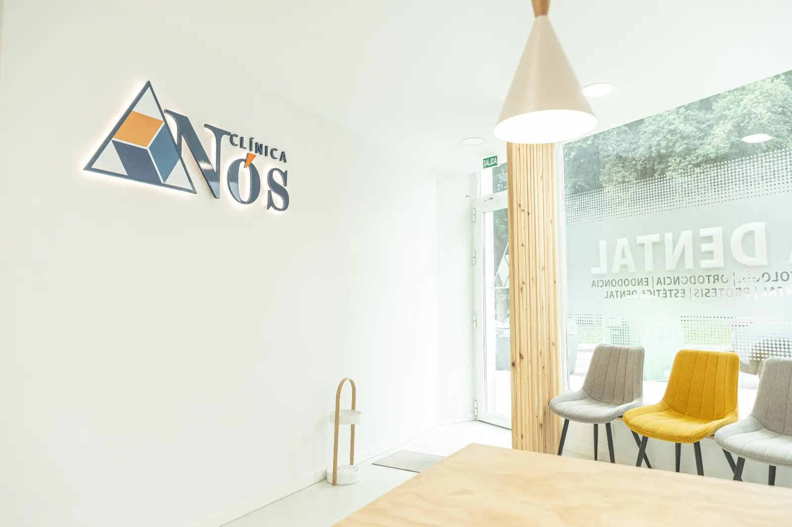 Logotipo y zona de espera de Clínica Nós Dental Lugo