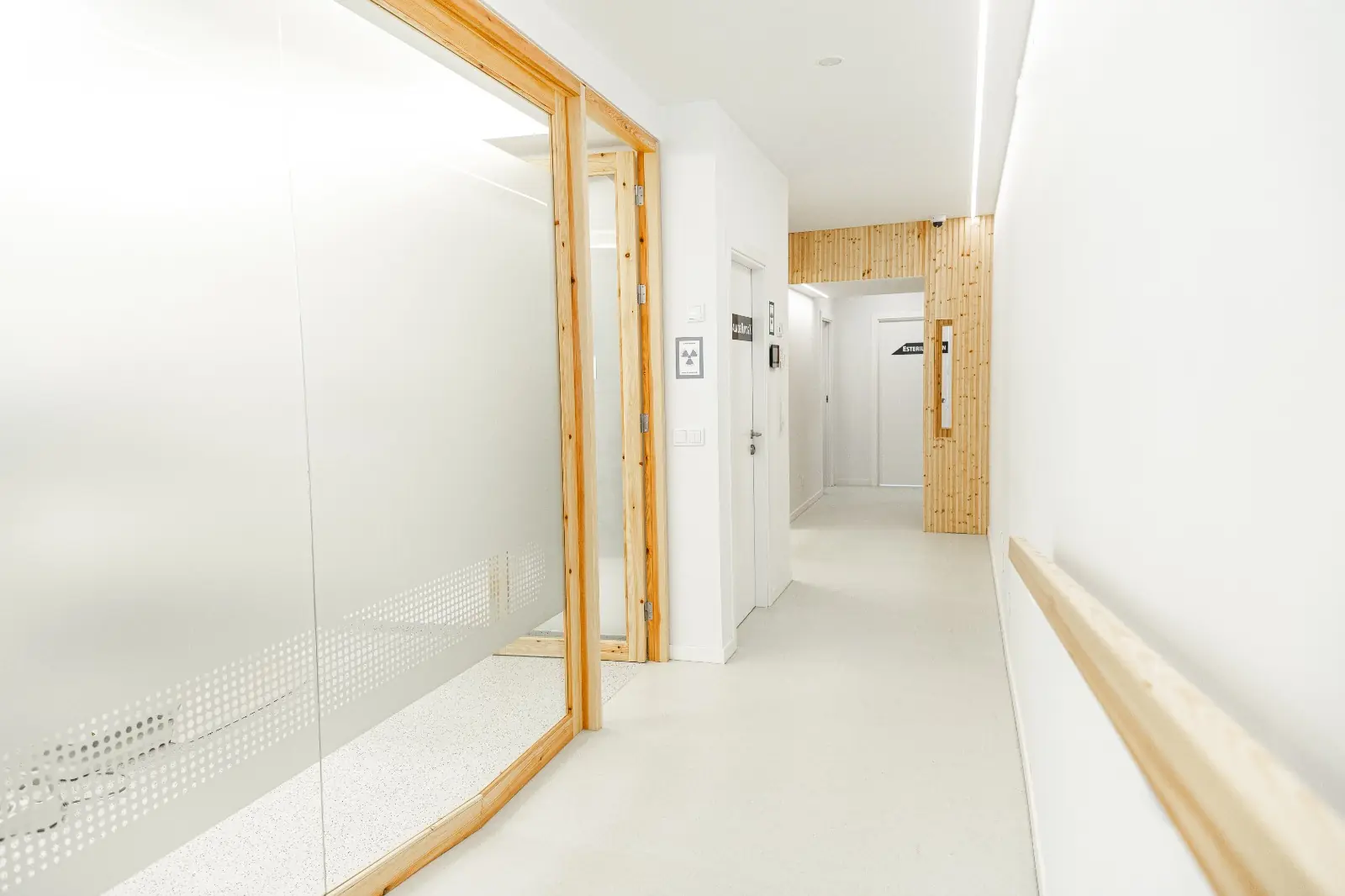 Pasillo interior y acceso a las consultas de Clínica Nós Dental Lugo