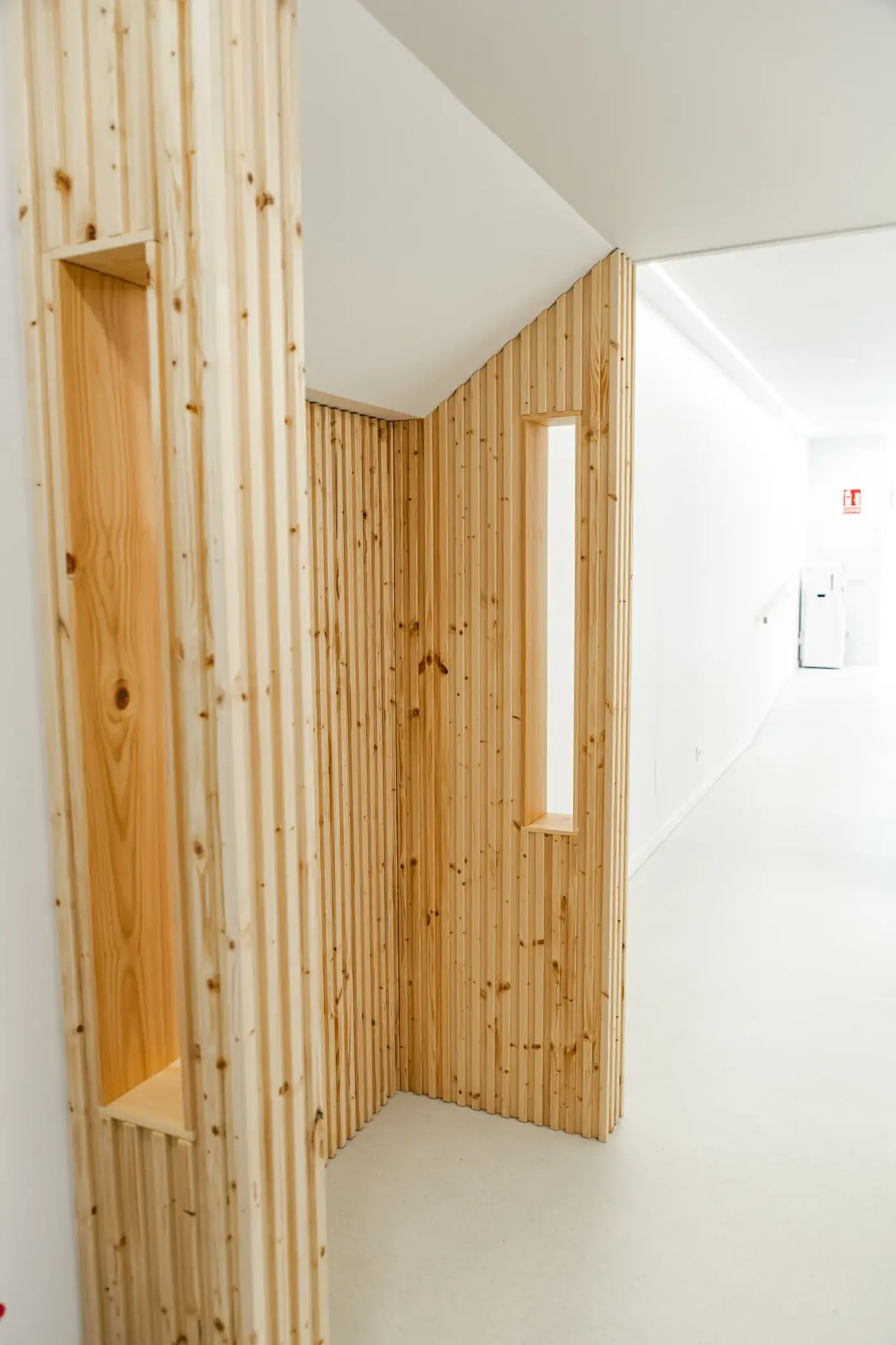 Detalle del diseño interior en madera de Clínica Nós Dental Lugo