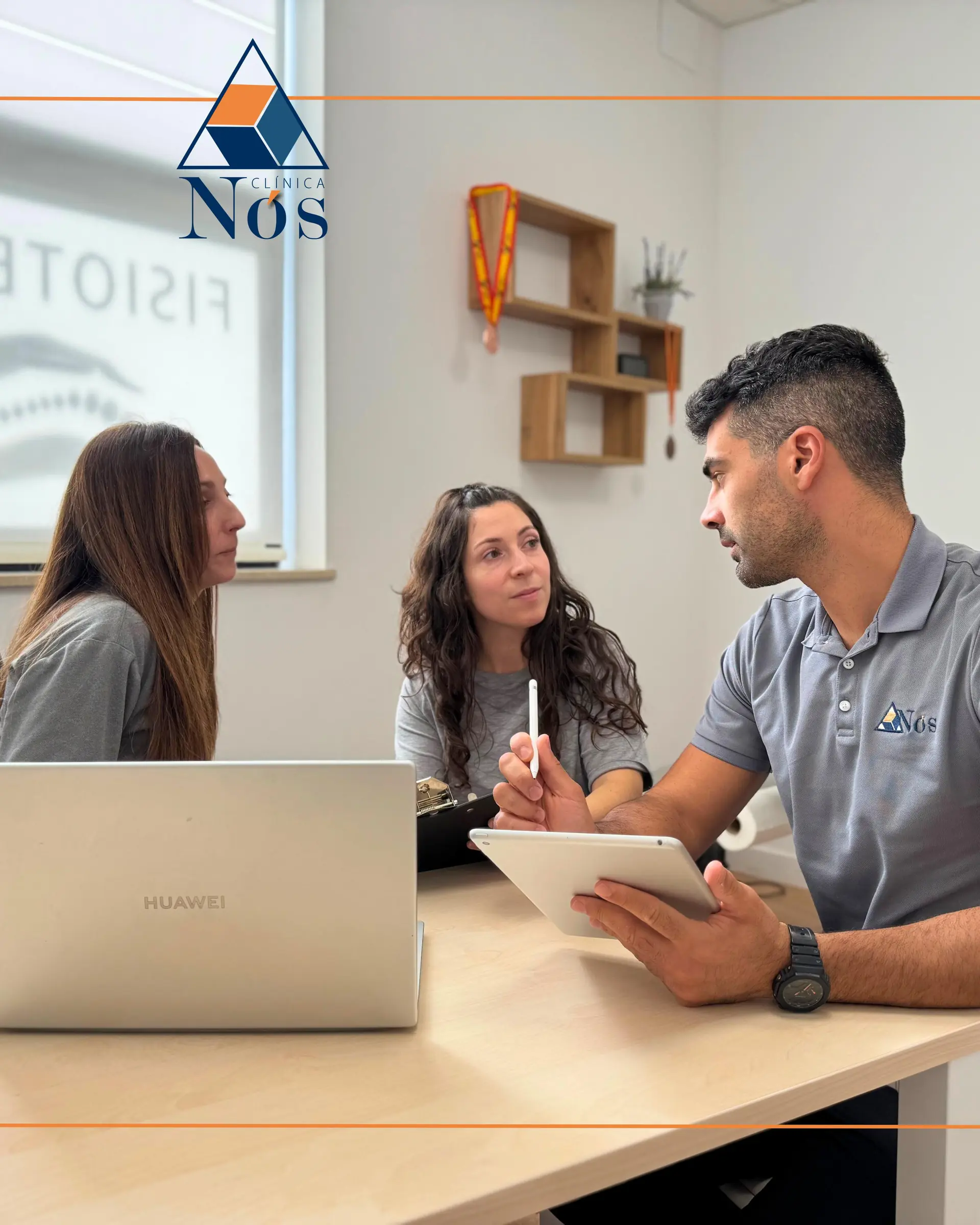 Profesionales de Clínica Nós Monforte durante una reunión de coordinación