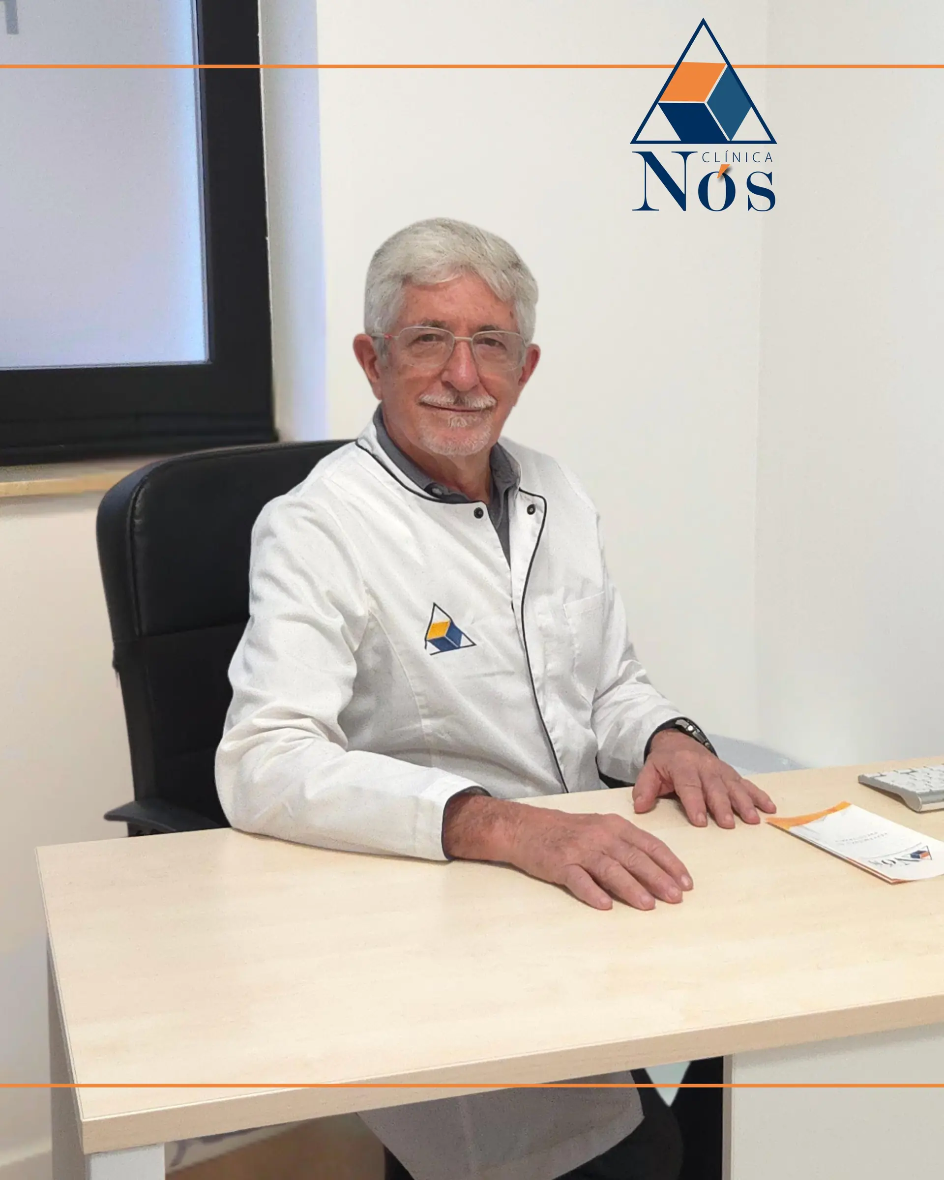 Dr. Salvador Pagaza en su consulta de Traumatología en Monforte